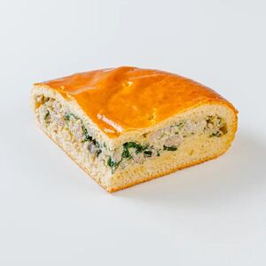 Кусок пирога с курицей, грибами и шпинатом