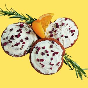 Чуррос Cinnabon в белой шоколадной глазури и кусочками вишни