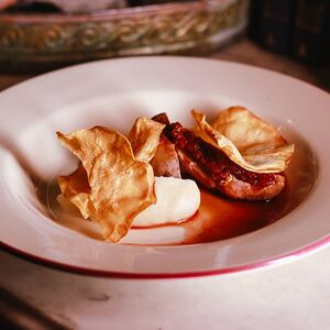Утиная грудка с кремом из груши и соусом Жу