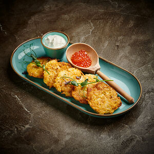 Драники с красной икрой и сметаной