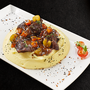 Томленые говяжьи щечки с пюре