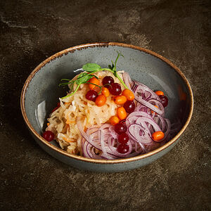 Квашеная капуста с лесными ягодами и ароматным маслом