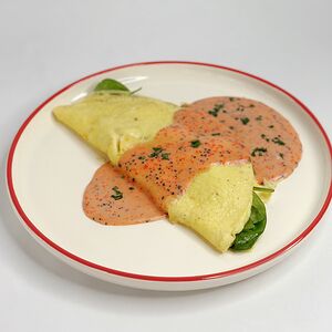 Омлет с тунцом с голландским соусом и икрой