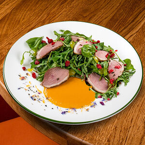 Салат с уткой, виноградом и манговым соусом