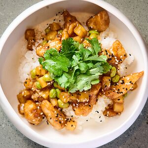 Жареный рис с курицей и ананасом 