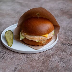 Бургер с кальмаром и креветкой