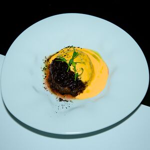 Бифштекс с конфитюром из лука и голландским соусом