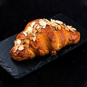 Круассан с карамелью