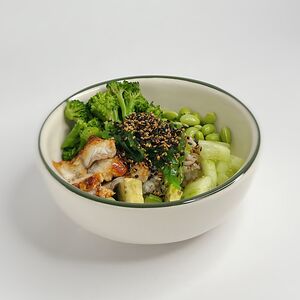 Зеленый поке боул с угрем