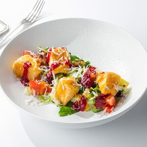 Салат с жареным камамбером и соусом манго