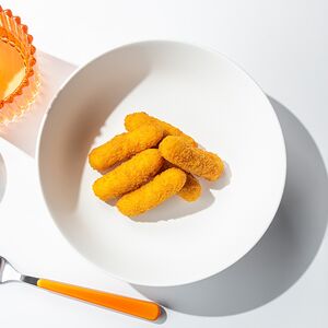 Сырные палочки с брусничным соусом