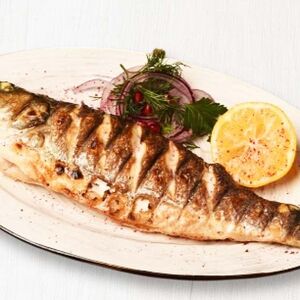 Сибас, жаренный на гриле с лимоном
