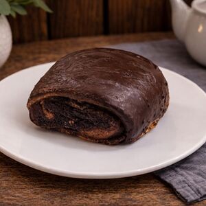 Булочка с маком в шоколадной глазури