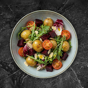 Салат из корнеплодов с томатами и миндалем