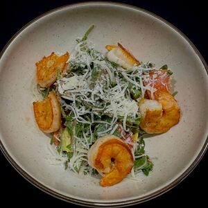 Креветки, авокадо, руккола, помидоры, ореховая заправка