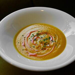 Тыквенный крем-суп с бриошью, сыром фета и соусом карри