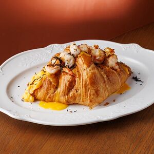 Скрембл-круассан с креветками и трюфелем