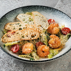 Салат с креветками в сладком чили соусе