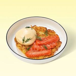Картофельный драник со слабосолёной форелью и соусом голландез