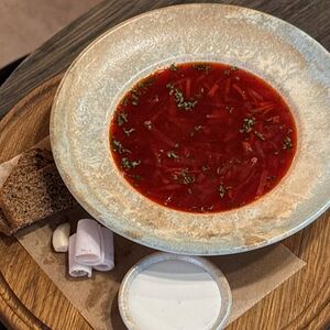 Борщ с фермерской говядиной, ломтиками сала, чесноком и хлебом 
