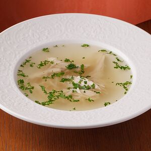 Куриный бульон с лапшой и курицей