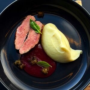 Утиное филе с малиновым соусом и кремом пастернак