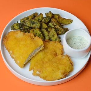 Шницель с картофелем и соусом ранч 