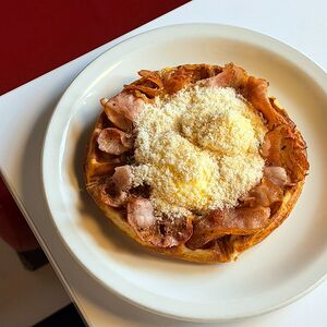 Вафля с беконом и яйцами пашот