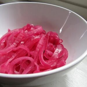 Лук маринованный