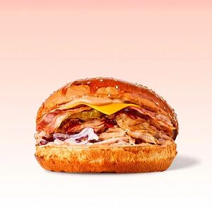 Бургер с реберным мясом, беконом, салатом коул слоу и вишневым соусом