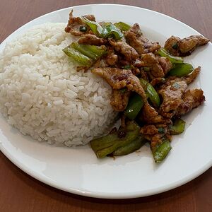 Жареные свиные кусочки с перцем чили и рисом
