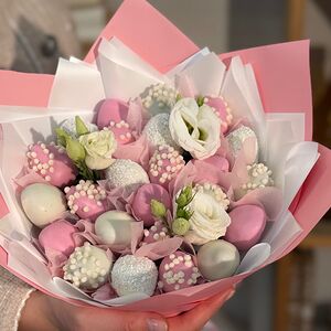 Букет из клубники в шоколаде с эустомой