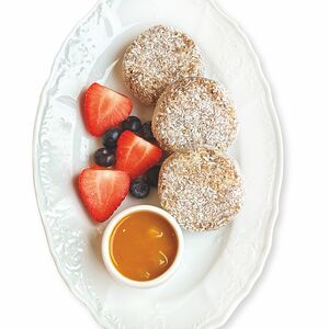 Сыроедческие сырники с манговым соусом и свежими ягодами