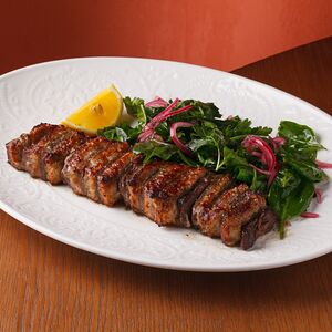 Шиш-кебаб с салатом из свежей зелени