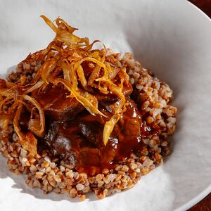 Говяжьи щёки с трюфельным пюре и брусничным демиглясом 