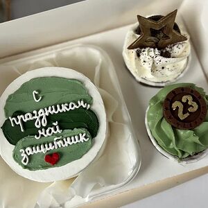 Набор десертов Бенто-торт и два капкейка «С праздником, мой защитник!»