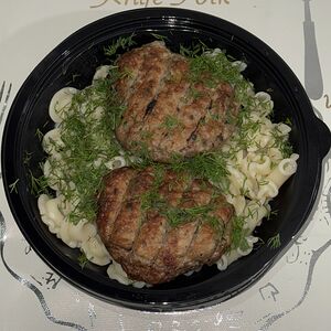 Макароны с котлетой куриной