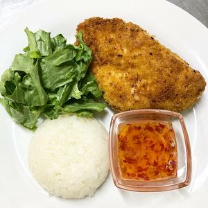 Грудка фри с сыром, рисом и соусом чили