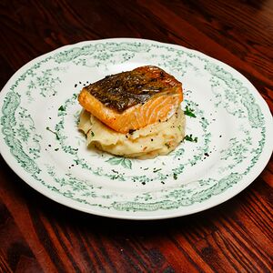 Стейк из форели с картофельным пюре