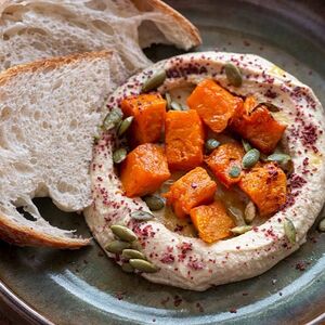 Запеченная тыква с хумусом