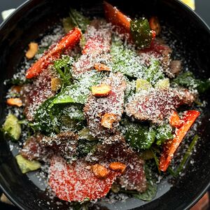 Зеленый салат с ростбифом и фермерским сыром