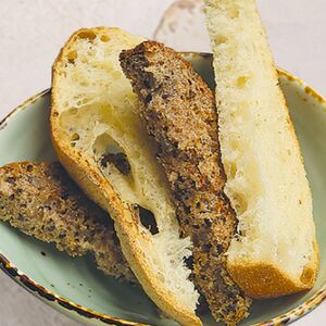 Хлебная корзина и масло с травами