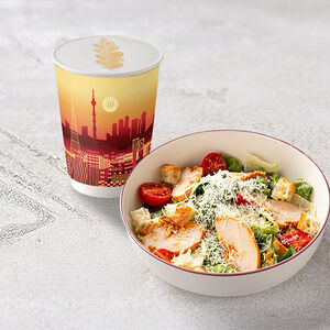 Цезарь с цыпленком и напиток