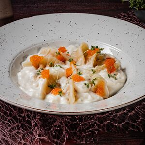 Пельмени с форелью и креветками в соусе велюте