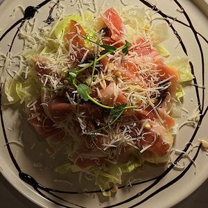 Салат с прошутто и кедровыми орехами
