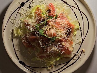 Салат с прошутто и кедровыми орехами