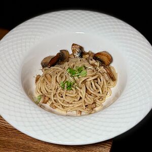 Спагетти с белыми грибами и хрустящими корнишонами