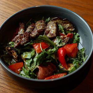 Стейк-салат с говядиной и овощами на огне