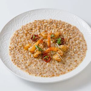 Кремовое ризотто из спельты с обжаренной креветкой и пряным томатом 