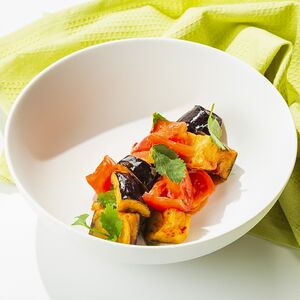 Салат с жареными баклажанами и сезонными овощами